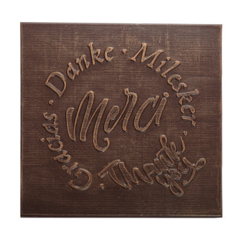 Offrez un carré de chocolat noir ou au lait Merci, une gourmandise artisanale basque, idéale pour remercier et faire plaisir.