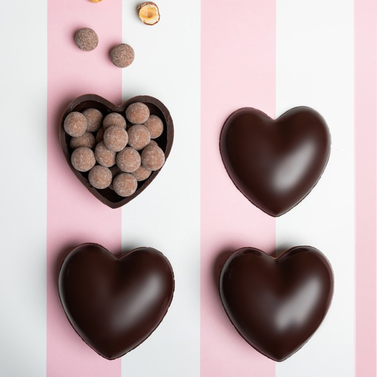 Moulage coeur garniture noisettes lait caramel