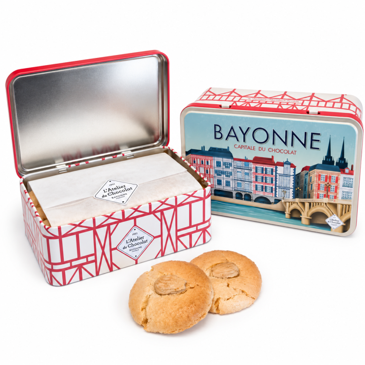 Découvrez 12 macarons basques nature, délicieusement moelleux et fondants, au goût intense d’amande.