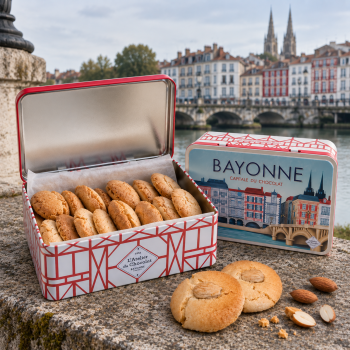 Une boîte métal en édition limitée, sublimée par une illustration originale de la ville de Bayonne.