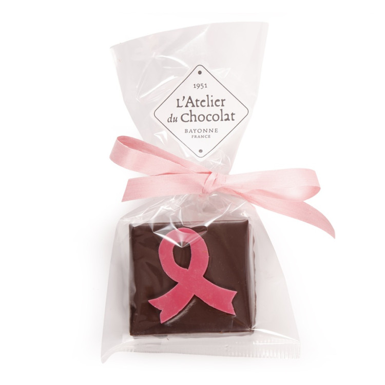Boîte Ilbarritz Extra Noir Octobre Rose et sa bouchée chocolat artisanal poire vanille