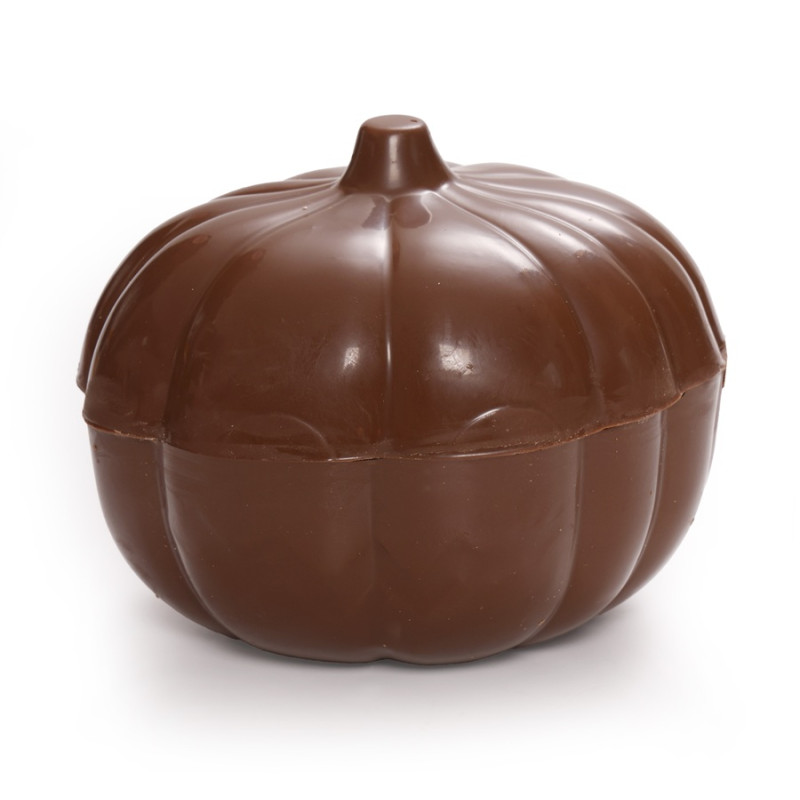 Moulage citrouille chocolat au lait garni de guimauves et fritures Halloween