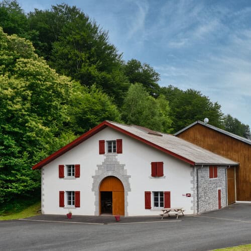 UN SAVOIR-FAIRE ARTISANAL AU SERVICE DU GOÛT Découvrez notre sélection de gourmandises originaires du Pays Basque